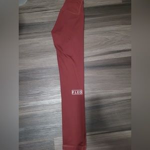 Fleo El Toro 25” Leggings Xsmall 

EUC

Smoke free and dog friendly